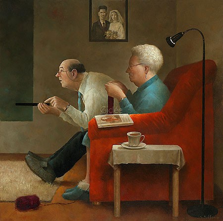 Marius van Dokkum, The Ten O'Clock News (Malerei, Karikatur, altes Ehepaar, Abendprogramm, Fernsehen, Nachrichten, Socken stricken, gute Stube, kurzsichtig, Nostalgie, komisch, Treppenhaus, Wohnzimmer, bunt)