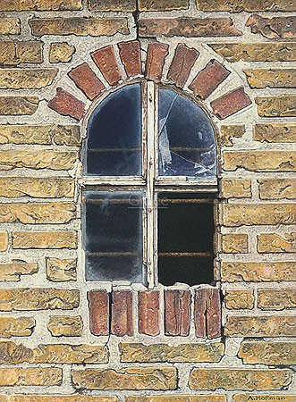 Aad Hofman, Broken window (Malerei, Architektur, morbid, Nostalgie, Mauerwerk, Ziegel, Fenster, eingeschlagenes Fenster, Verfall, Wohnzimmer, Treppenhaus, Schlafzimmer, bunt)
