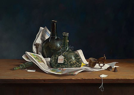 Rob Møhlmann, From the auction (Malerei, Modern, Stillleben, Tisch, Holztisch, Zeitung, Glasflaschen, Preisschilder, Versteigerung, Auktion, Treppenhaus, Esszimmer, Wohnzimmer, bunt)