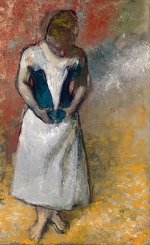 Edgar Degas, Stehende Frau von vorne, ihr Korsett schließend (Femme debout et vue de face, agrafant son corset). 1883 (Impressionismus,19. Jahrhundert,Öl auf Leinwand,Christie's Images Ltd,1834-1917,Degas,Edgar,Edgar Degas,1883,barfuß,Frau,Korsett,sich anziehen,stehen,weiß,nach unten schauen,schließen,Mode,Unterkleid)