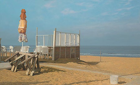 Peter van der Ploeg, Indian Summer (Malerei, modern, Fotorealismus, Meeresbrise, maritim, Meer, Strandcafe, Strand, verlassen, Horizont, Treppenhaus, Wohnzimmer, bunt)