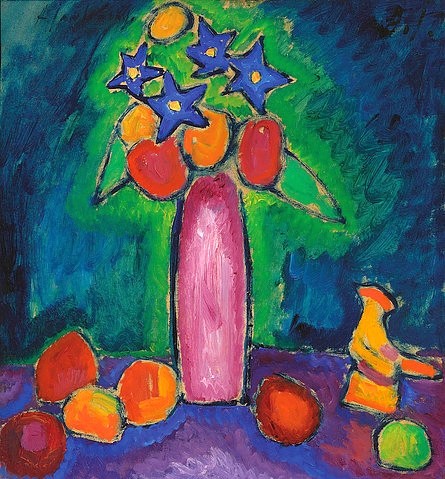 Alexej von Jawlensky, Stilleben mit Gockel. 1910 (Jawlensky,Alexej von,1864-1941,Christie's Images Ltd,Öl/Karton,20. Jahrhundert,Expressionismus,Stillleben,Alexej von Jawlensky,Blauer Reiter,Hahn,Gockel,schwarze Kontur,Konturlinie,Farben,farbenfroh,Blumen,Blumenstrauß,Vase,blau,Früchte)