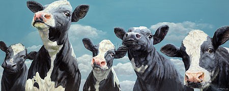 Geke Hoogstins, High five (Tiere, Kühe, schwarz-weiße Kühe, Nutztiere, naturalistisch, Malerei, Perspektive, Untersicht, witzig, lustig, Treppenhaus, Wohnzimmer, bunt)