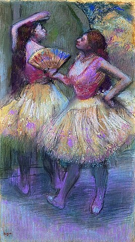 Edgar Degas, Zwei Tänzerinnen bevor sie auf die Bühne gehen (Avant l'entrée en scène). Um 1888 (Impressionismus,auf Karton,Pastell und Kohle auf Papier,20. Jahrhundert,Christie's Images Ltd,1834-1917,Degas,Edgar,Edgar Degas,1888,Ballett,Balletttänzerin,Balletttänzerinnen,Tänzerin,zwei Tänzerinnen,hinter der Bühne,erhobener Arm,gelb,pink,Fächer,braun)