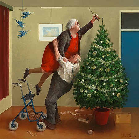 Marius van Dokkum, Christmas Angels (Malerei, Karikatur, Weihnachten, Weihnachtsbaum, schmücken, dekorieren, Übergewicht, Schieflage, Rollator, altes Ehepaar,  Nostalgie, komisch, lustig, witzig, Treppenhaus, Wohnzimmer, bunt)