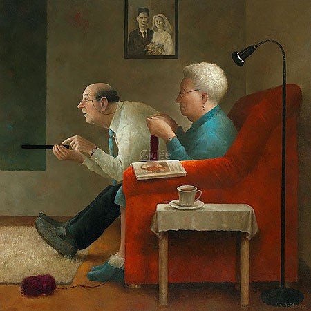 Marius van Dokkum, The Ten O'Clock News (Malerei, Karikatur, altes Ehepaar, Abendprogramm, Fernsehen, Nachrichten, Socken stricken, gute Stube, kurzsichtig, Nostalgie, komisch, Treppenhaus, Wohnzimmer, bunt)