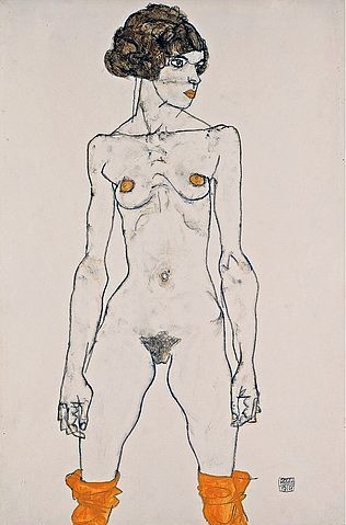 Egon Schiele, Stehendes nacktes Mädchen mit orangefarbenen Strümpfen. 1914 (Schiele,Egon,1890-1918,Wien,Museum Leopold,Österreich,Schwarze Kreide,20. Jahrhundert,Expressionismus,IMAGNO/Leopold Museum Vienna,Gouache auf Papier,Egon Schiele,Frau,Akt,orange,Brust,Scham,schlank,frontal,Beckenknochen,Brustbein,Bauchnabel,Körper,nackt,)