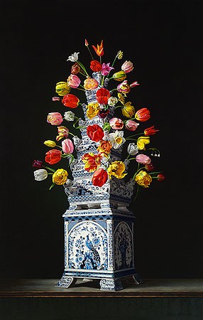 Roman Reisinger, Royal Flower Pyramid (Stillleben, Blumenpyramide, Chinaporzellan, Blumenstrauß, Blüten,Tulpen,  kostbar, königlich, Vanitas, Vergänglichkeit, Esszimmer, Treppenhaus, Wohnzimmer, Malerei, bunt)