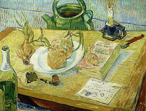 Vincent van Gogh, Stillleben mit Zeichenbrett, Pfeife, Zwiebeln und Siegellack. 1889 (Post-Impressionismus,Stillleben,19. Jahrhundert,Öl auf Leinwand,Otterlo,Museum Kröller-Müller,1853-1890,Gogh,Vincent van,Gogh, Vincent, van,Kerze,Flasche,Weinflasche,Krug,Tisch,Buch,Brief,Zwiebel,Zwiebeln,gelb,Pfeife)
