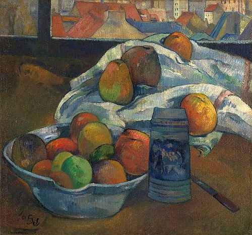 Paul Gauguin, Obstschale und Krug vor einem Fenster. Wohl 1890 (Post-Impressionismus,Stillleben,19. Jahrhundert,Öl auf Leinwand,1848-1903,Gauguin,Paul,London,National Gallery,Gauguin, Paul,Obst,Früchte,Trinkkrug,Humpen,Krug,Hommage an Cezanne,Schale,zerknittert,zerknittertes Tischtuch,Messer,Fenster,Apfel,Äpfel)