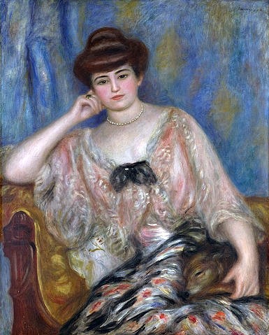 Pierre-Auguste Renoir, Misia Sert. 1904 (Portrait, Misia Sert, Mäzenin, Modell, Salonkönigin, Eleganz, Perlenkette, Frau, Dame, Hund, Impressionismus, klassische Moderne, Wunschgröße, Wohnzimmer, Malerei)