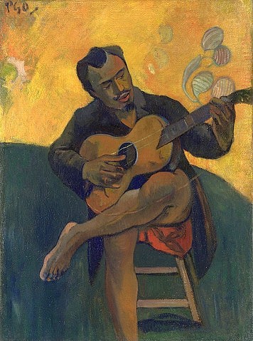 Paul Gauguin, Gitarrenspieler. 1902 (Gauguin,Paul,1848-1903,Öl auf Leinwand,Privatbesitz,20. Jahrhundert,Portrait,Post-Impressionismus,Paul Gauguin,Mann,mit übergeschlagenen Beinen sitzen,Musikinstrument, Musiker, Musikant, musizieren, Gitarre, Gitarrist, Gitarrenspieler,gelb,gelber Hintergr)