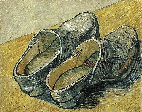 Vincent van Gogh, Ein Paar Lederclogs. 1889 (Post-Impressionismus,Stillleben,19. Jahrhundert,Öl auf Leinwand,Amsterdam,Van Gogh - Museum,1853-1890,Gogh,Vincent van,Gogh, Vincent, van,Schuh,Schuhe,Clogs,bäuerlich,gelb,niederländisch,Holzschuhe)