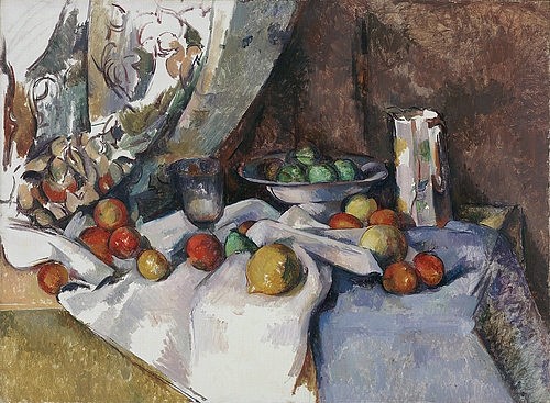 Paul Cézanne, Stillleben mit Äpfeln. 1895-98 (New York,Museum of Modern Art,Cézanne,Paul,1839-1906,Öl auf Leinwand,19. Jahrhundert,Stillleben,Post-Impressionismus,Obst,Paul Cezanne,Licht,Raum,Tischdecke,Tisch,unvollendet,Kanne,Krug,Vorhang,Obst,Früchte,Apfel,Äpfel,Obstschale,Glas)