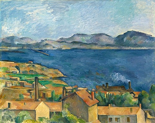 Paul Cézanne, Die Bucht von Marseille, von L'Estaque aus gesehen. Um 1885 (Cézanne,Paul,1839-1906,Chicago,Art Institute,Öl auf Leinwand,19. Jahrhundert,Landschaft,Post-Impressionismus,Paul Cezanne ocker blau Mittelmeer,mediterran Fischerort,Fischerdorf Meer Bucht Hügel erhöhter Betrachterstandpunkt Frankreich)