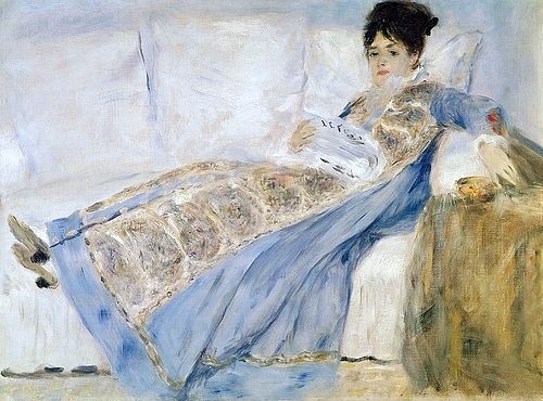 Pierre-Auguste Renoir, Madame Monet auf dem Sofa. Ca. 1872-1874 (Madame Monet, Künstlergattin, Zeitung, Lesende, Couch, Ruhen, Eleganz, Persönlichkeiten, Impressionismus, klassische Moderne, Wunschgröße, Wohnzimmer, Malerei)