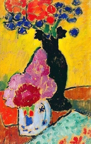 Alexej von Jawlensky, Stilleben mit schwarzer Vase. 1910 (Wiesbaden,Museum Wiesbaden,Dauerleihgabe des Vereins zur Förderung der bildenden Kunst in Wiesbaden e. V.,Sammlung Hanna Bekker vom Rath,Öl auf Pappe,Stillleben,Blumen,Expressionismus,Jawlensky,Alexej von,1864-1941,Jawlensky, Alexej von,Blauer Reiter,Tisc)