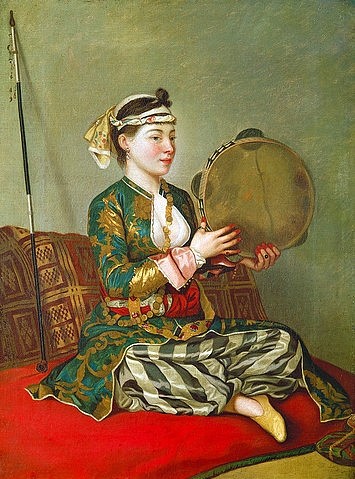 Jean-Étienne Liotard, Türkische Frau mit Tamburin (Femme Turque au Tambourin). (Klassizismus, Frau, türkisch, Instrument, Musikinstrument, Tamburin, orientalisch, Tracht, Kostüm, Pfeife, Schneidersitz, Pluderhose,rote Finger, Malerei, Klassiker, Wohnzimmer, Wunschgröße)