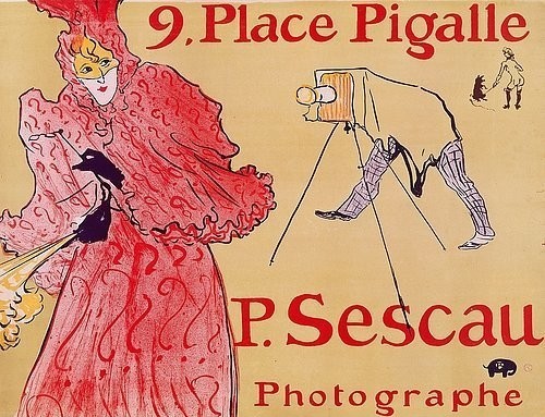 Henri de Toulouse-Lautrec, 9. Place Pigalle - P. Sescau, Photographe. (Farblithographie,Albi,Musée Toulouse-Lautrec,Plakatkunst,19. Jahrhundert,1864-1901,Toulouse-Lautrec,Henri de,Toulouse-Lautrec, Henri de,Poster,Werbung,Werbeposter,Werbeplakat,belle epoque,schwarze Handschuhe,Maske,Frau,Dame,Kamera,Fotograf,Fotografie,Stat)