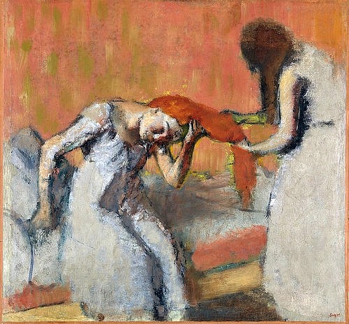 Edgar Degas, Beim Kämmen (La coiffure). 1892-95 (Degas,Edgar,1834-1917,Oslo,Nasjonalgalleriet,Öl auf Leinwand,19. Jahrhundert,Impressionismus,französischer,Degas, Edgar,Haarekämmen,Haare,kämmen,Morgentoilette,Frisur,frisieren,Mädchen,rothaarig,nachthemd,intim,Frauen,ungemachtes Bett,Rottöne,rötlich,oran)