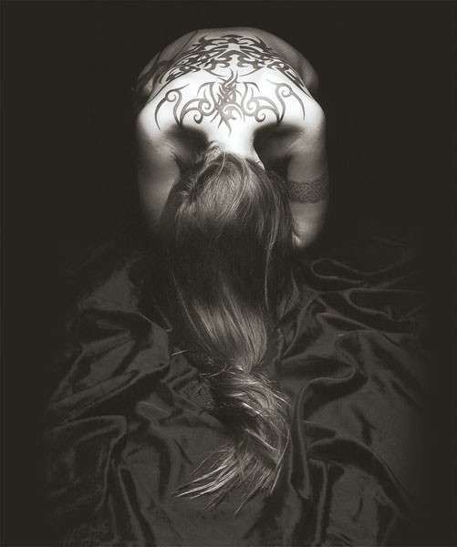 Simon, KÖRPERLANDSCHAFTEN II (Aktfotografie, nackte Frau, langes Haar, Tattoo, Rücken, Erotik, Ästhetik, Fotokunst, Schlafzimmer, schwarz/weiß)