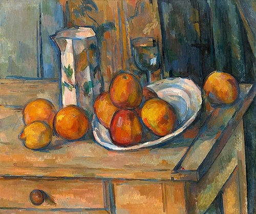 Paul Cézanne, Stillleben mit Milchkrug und Obst. 1900 (Stillleben, Obst, Holztisch, rustikal, Kanne, Krug, Teller,  Äpfel, Früchte, Zitrone, Wunschgröße, Klassiker, Impressionismus, Wunschgröße, Wohnzimmer, Esszimmer,)