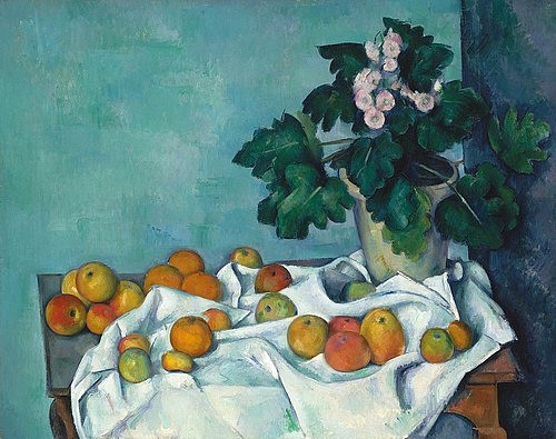 Paul Cézanne, Stillleben mit Äpfeln und einem Topf Primeln. Um 1890 (Stillleben, Blumen, Topfblume, Primel, Obst, Tisch, weißes Tischtuch, Tischdecke, Äpfel, Wunschgröße, Klassiker, Impressionismus, Wunschgröße, Wohnzimmer, Esszimmer,)