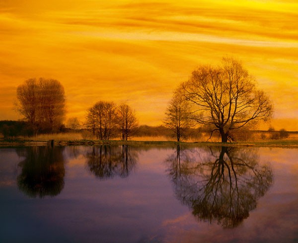 Gerd Weissing, ABENDROT II (Landschaft, Wolken, Himmel, Glühen, Bäume,Teich, Spiegelungen, Dämmerung, Wohnzimmer, Treppenhaus, Fotokunst, Wunschgröße, bunt)