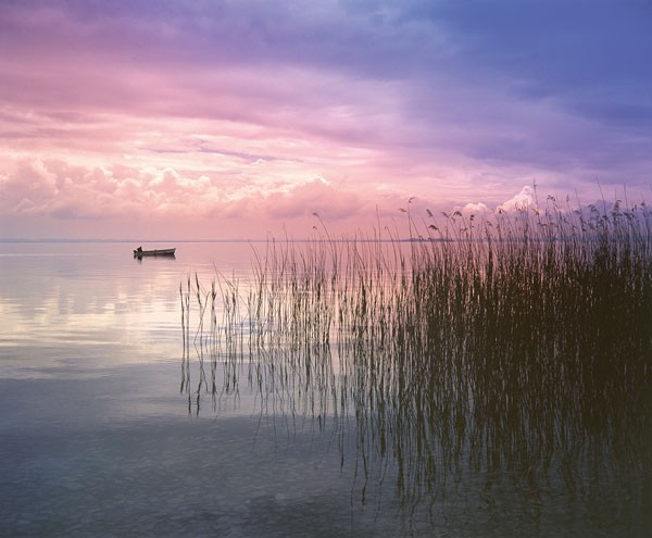 Gerd Weissing, ABENDSONNE II (Landschaft, Dämmerung, Sonnenuntergang, Dunst, Stille, Himmel, See, Idylle, Wohnzimmer, Treppenhaus, Fotokunst, Wunschgröße, rosa/violett)