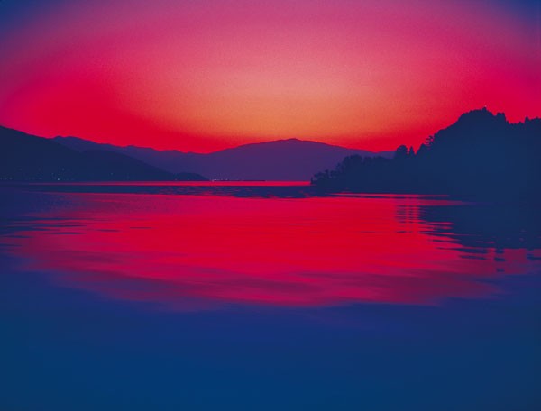 Gerd Weissing, LAGO MAGGIORE I (Landschaft, See, Italien, Sonnenuntergang, Dunkelheit, modern, Wohnzimmer, Treppenhaus, Fotokunst, Wunschgröße, pink/schwarz)