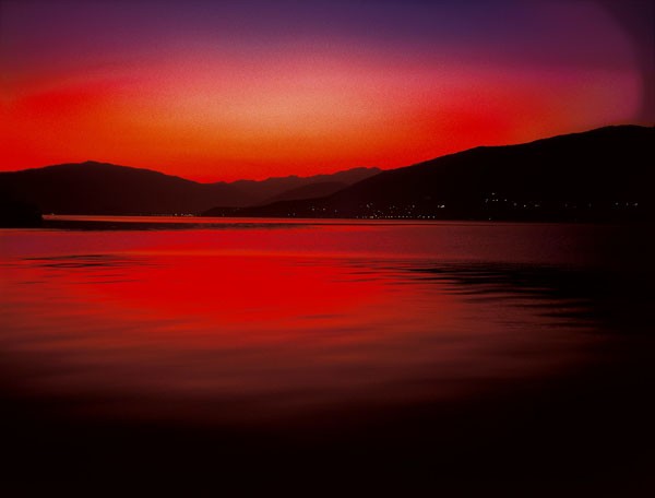 Gerd Weissing, LAGO MAGGIORE II (Landschaft, See, Italien, Sonnenunergang, Dunkelheit, modern, Wohnzimmer, Treppenhaus, Fotokunst, Wunschgröße, orange/schwarz)