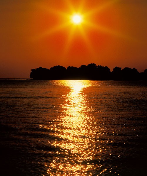 Gerd Weissing, BODENSEE (Landschaft, See, Bodensee, Sonnenuntergang, Sonnenstrahlen, Stille, Idylle, Wohnzimmer, Treppenhaus, Fotokunst, Wunschgröße, orange/braun)