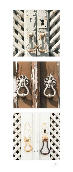 Simon, TÜRGRIFFE II (Tür, Holztüren, Türklopfer, Metall,Triptychon, Fotokunst, Treppenhaus, Vintage, Retro, Wunschgröße, weiß/grau)