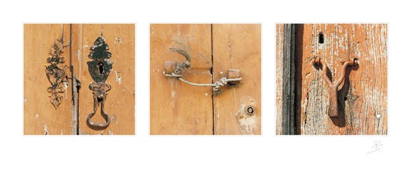 Simon, TÜRGRIFFE III (Tür, Holztüren, Türklopfer, Metall, Triptychon, Fotokunst, Treppenhaus, Vintage, Retro, Wunschgröße, beige/grau)