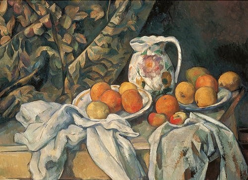 Paul Cézanne, Stillleben. 1895 (Stillleben, Tischtuch, Tisch, Vorhang, Falten, Drapierung, Obstteller, Orangen, Krug,Wunschgröße, Klassiker, Impressionismus, Wunschgröße, Wohnzimmer, Esszimmer)