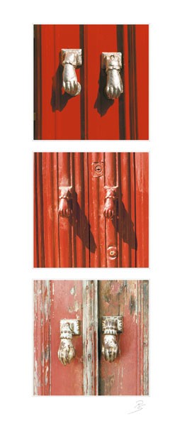 Simon, TÜRGRIFFE I (Tür, Holztür, Türklopfer, Hand, Hände, Metall, Triptychon, Fotokunst, Treppenhaus, Wunschgröße, Vintage, Retro, rot/grau)