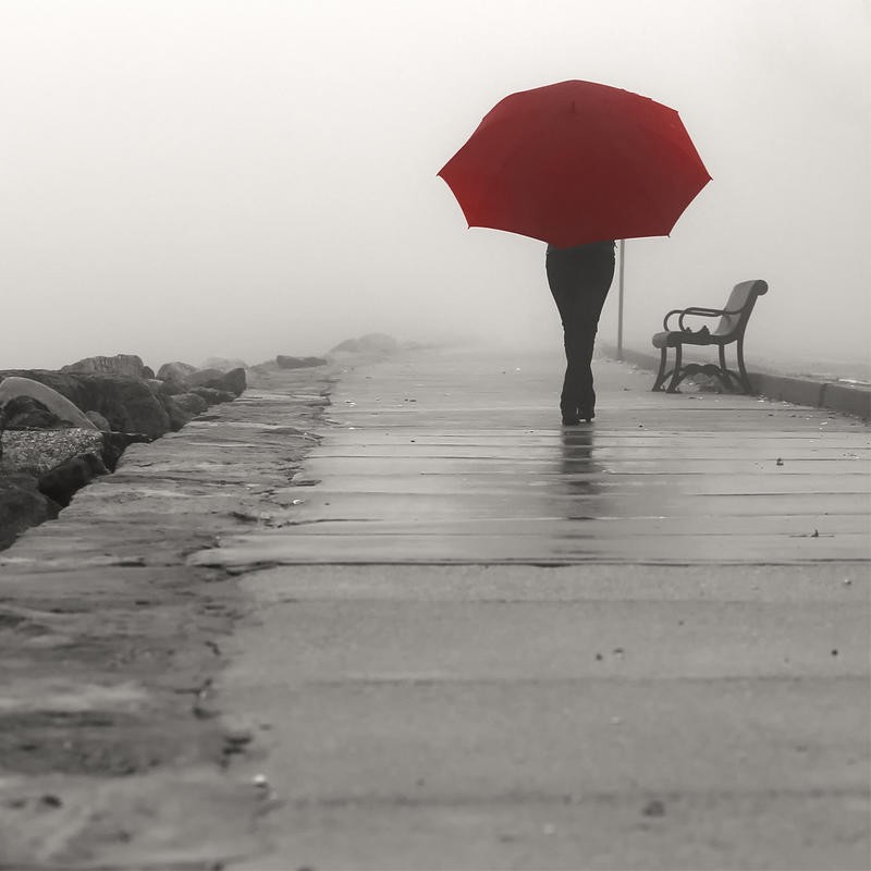 Sandro De Carvalho, RED UMBRELLA I (Regenwetter, Wetter, Spaziergänger, People & Eros, Menschen, roter Regenschirm, Colorspot, Fotokunst, Treppenhaus, Wohnzimmer, Wunschgröße, schwarz/weiß, rot)