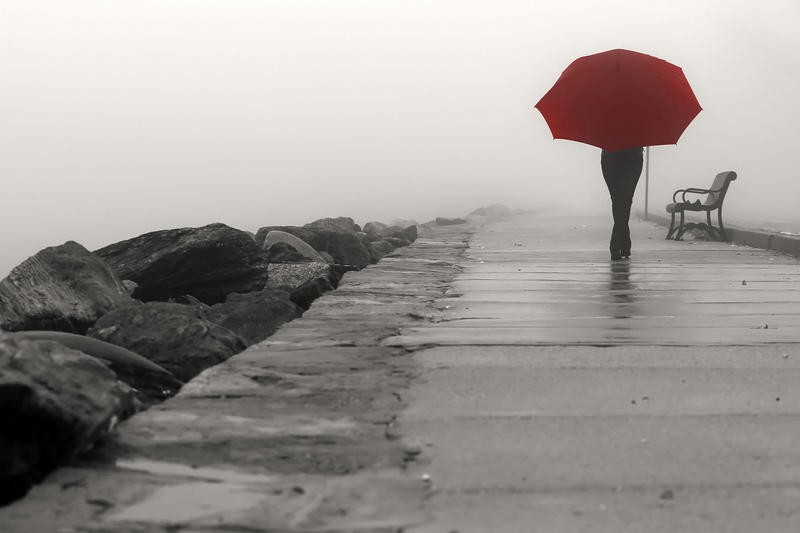 Sandro De Carvalho, RED UMBRELLA III (Regenwetter, Wetter, Spaziergänger, People & Eros, Menschen, roter Regenschirm, Colorspot, Fotokunst, Treppenhaus, Wohnzimmer, Wunschgröße, schwarz/weiß, rot)