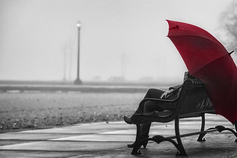 Sandro De Carvalho, RED UMBRELLA IV (Regenwetter, Wetter, Spaziergänger, Bank, People & Eros, Menschen, roter Regenschirm, Colorspot, Fotokunst, Treppenhaus, Wohnzimmer, Wunschgröße, schwarz/weiß, rot)