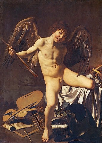 Michelangelo Merisi da Caravaggio, Amor als Sieger. 1602. (Amor, Gott, Liebe, Mythologie, Liebespfeile, Musikinstrumente, Aktmalerei, Knabe,  Erotik, Flügel, Laute, Mythologie,  Knickhalslaute, Knabe, Personifizierung,  Hell-Dunkel, Barock, Klassiker, Malerei, Wunschgröße, Wohnzimmer)