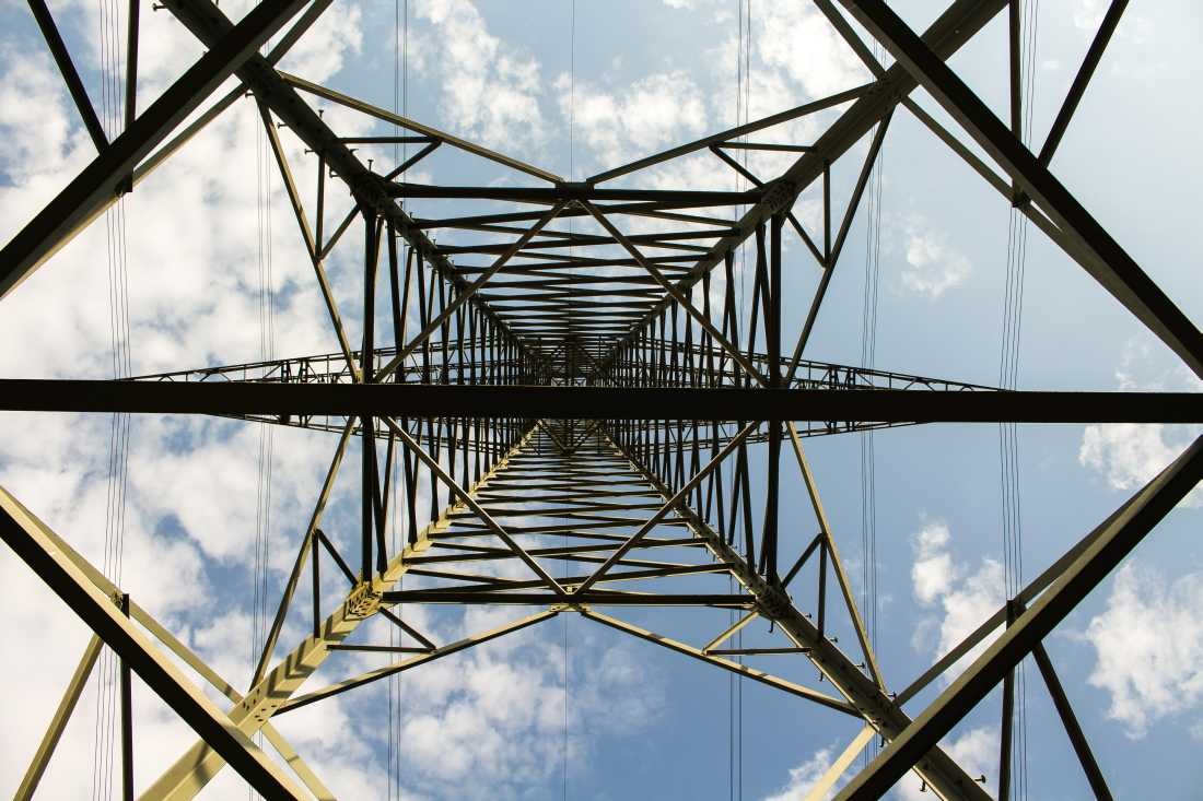 Conny Krakowski, Energie in der Natur (Strommast, Energie, Natur, Blickwinkel, Fotografie)