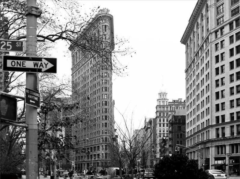 Tracey Telik, FLAT IRON BW (New York, Metropole, Hochhaus, Wolkenkratzer,Flatiron Building,  Architektur, Wunschgröße, Wohnzimmer, Fotokunst, schwarz/weiß)