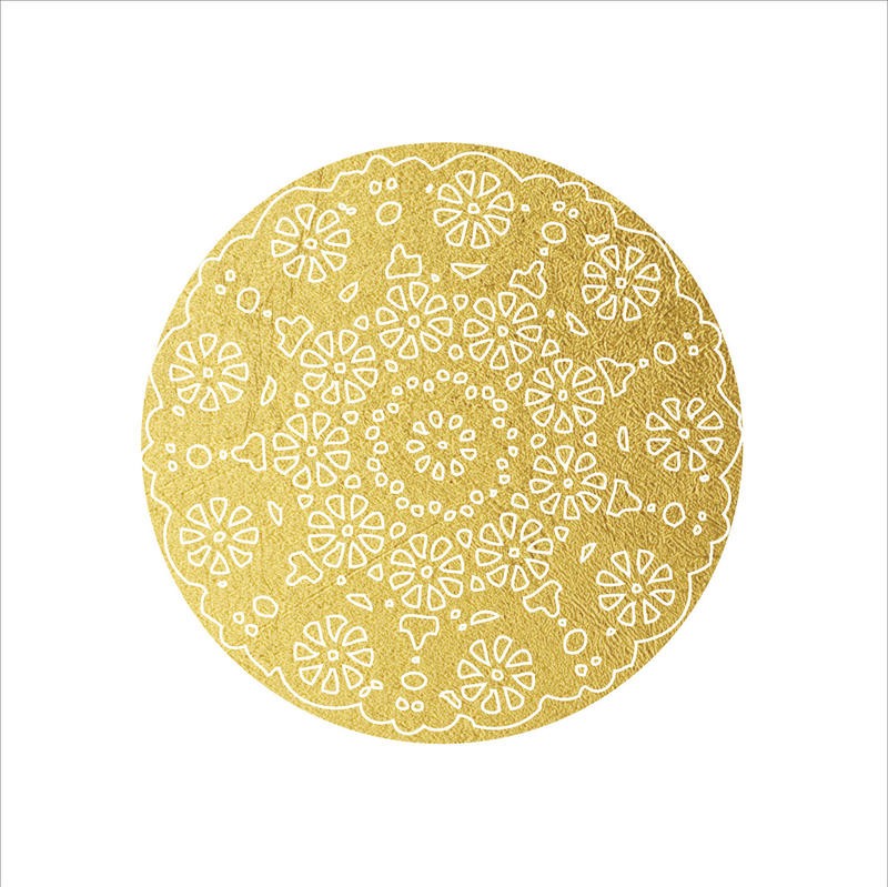 Victoria Brown, DOILIES II (Muster, floral,  Vintage, Grafik, Kreise, dekorativ, Schlafzimmer,Treppenhaus,  Wunschgröße, gold/weiß)