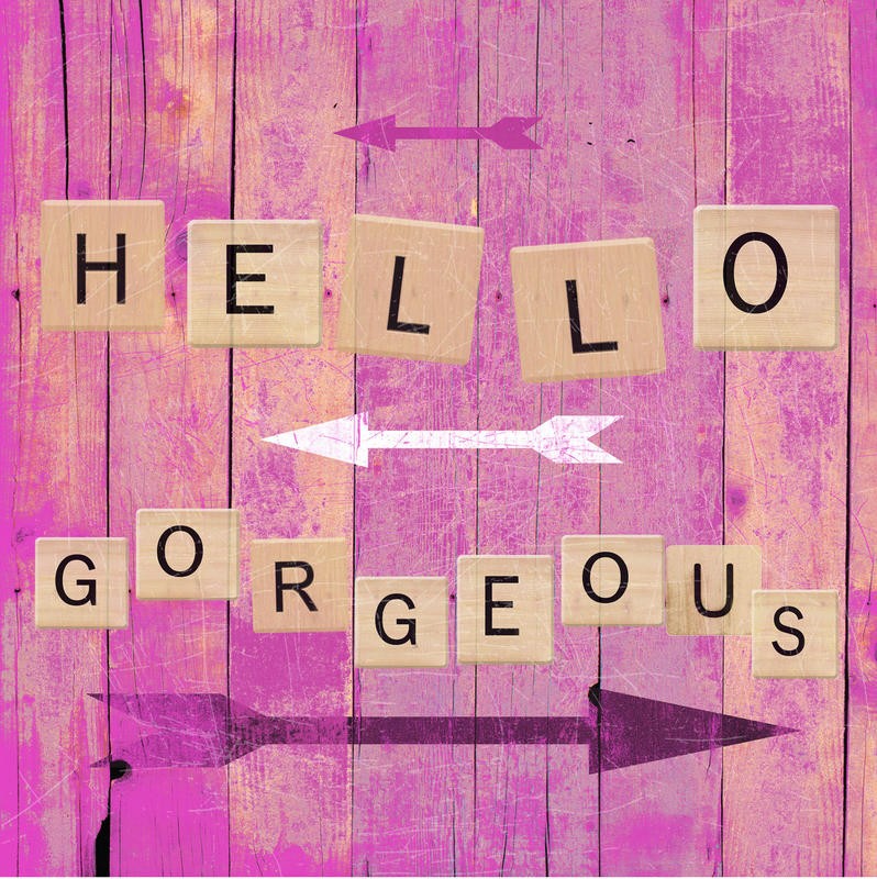 Sheldon Lewis, GORGEOUS I (Inspiration, Motivation, Gruß, Hallo, Pfeil, Holzpanele, Typografie, Jugendzimmer, Wohnzimmer,  Wunschgröße, Grafik, rosa/beige)