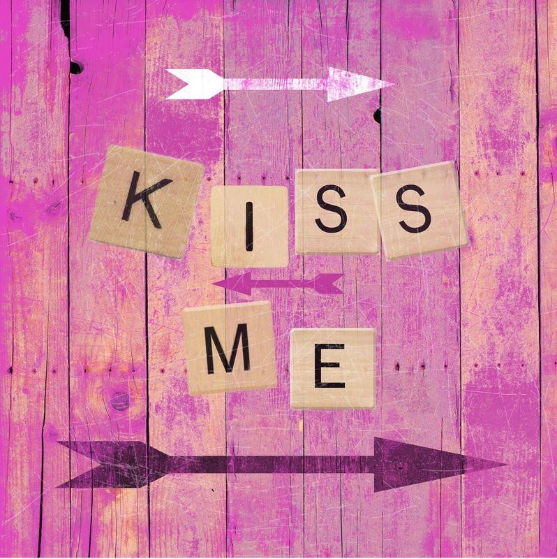 Sheldon Lewis, GORGEOUS II (Inspiration, Motivation, Gruß, kiss me, Holzpanele, Typografie, Jugendzimmer, Wohnzimmer,  Wunschgröße, Grafik, rosa/beige)