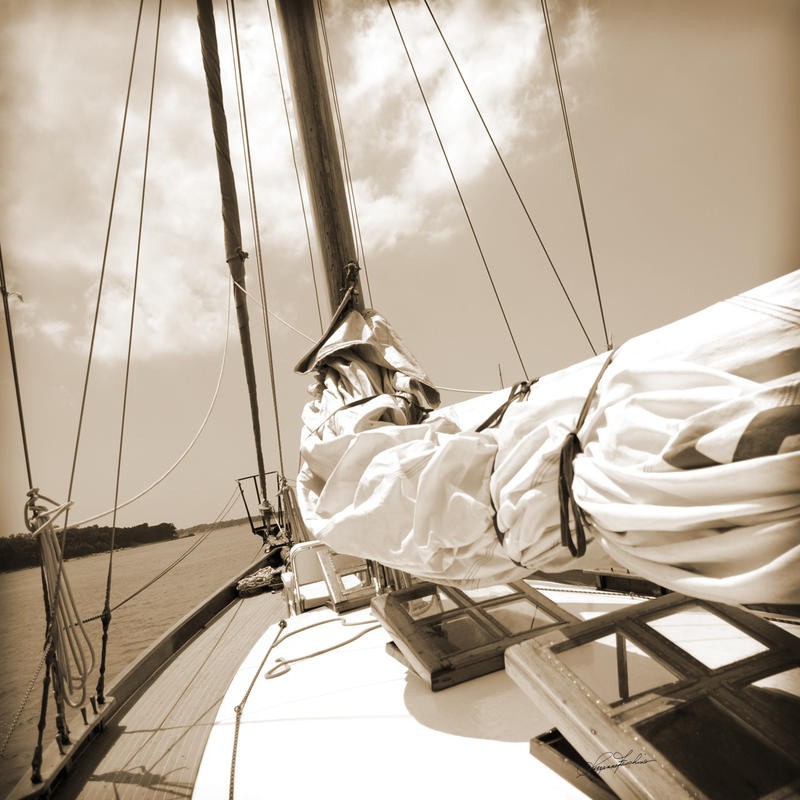 Suzanne Foschino, SAILING I (Segelboot, Segel, maritim, Meeresbrise, Fotokunst, Wohnzimmer, Treppenhaus, Wunschgröße, sepia)