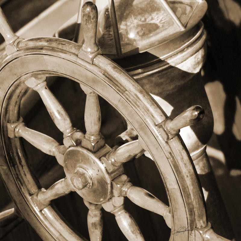 Suzanne Foschino, SAILING II (Boot, Steuerrad, Nostalgie, maritim, Meeresbrise, Fotokunst, Wohnzimmer, Treppenhaus, Wunschgröße, sepia)