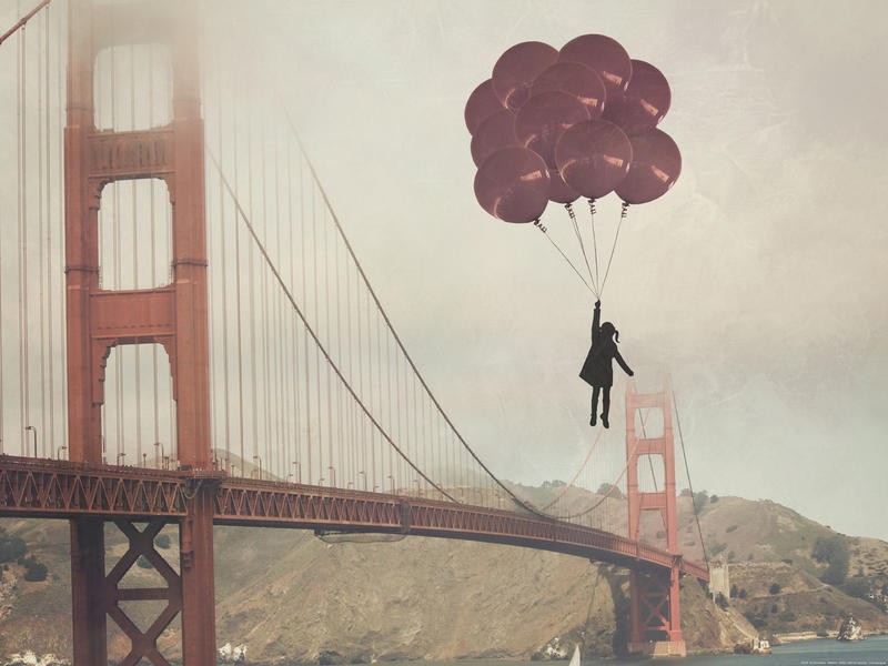 Ashley Davis, SF BALLOONS (Landschaft, Brücke, Hängebrücke, San Francisco, Mädchen, Luftballons, surreal, Wohnzimmer, Treppenhaus, modern, Fotokunst, Wunschgröße, bunt)