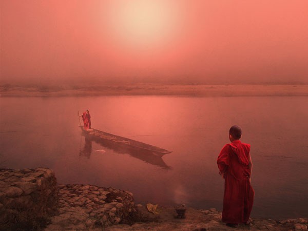 Babette, MONK'S ARRIVAL (Mönch, See, Ankunft, Boot, Erwartung, Sonnenuntergang, Magie, mystisch, Fantasy, Traumwelt, Märchen, Schlafzimmer, Wohnzimmer, Treppenhaus, Wunschgröße, Digitalkunst, rot)