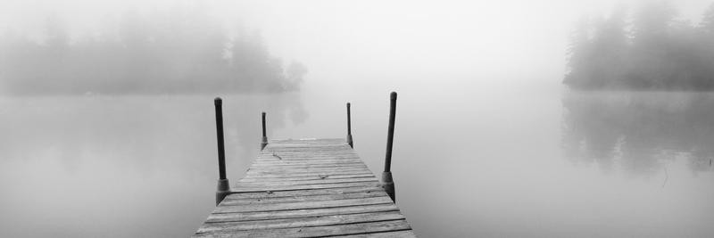 Suzanne Foschino, HAZY BOARDWALK (See, Steg, Nebel, Dunst, mystisch, Wohnzimmer, Treppenhaus, Fotografie, Wunschgröße, scharz/weiß)